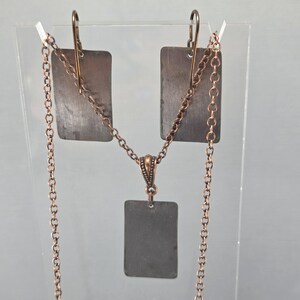 Gioielli celtici con narcisi dipinti a mano, in rame riciclato inciso. Scegli tra orecchini, collana o set. immagine 8
