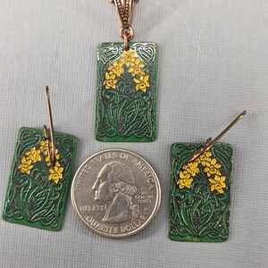 Gioielli celtici con narcisi dipinti a mano, in rame riciclato inciso. Scegli tra orecchini, collana o set. immagine 10