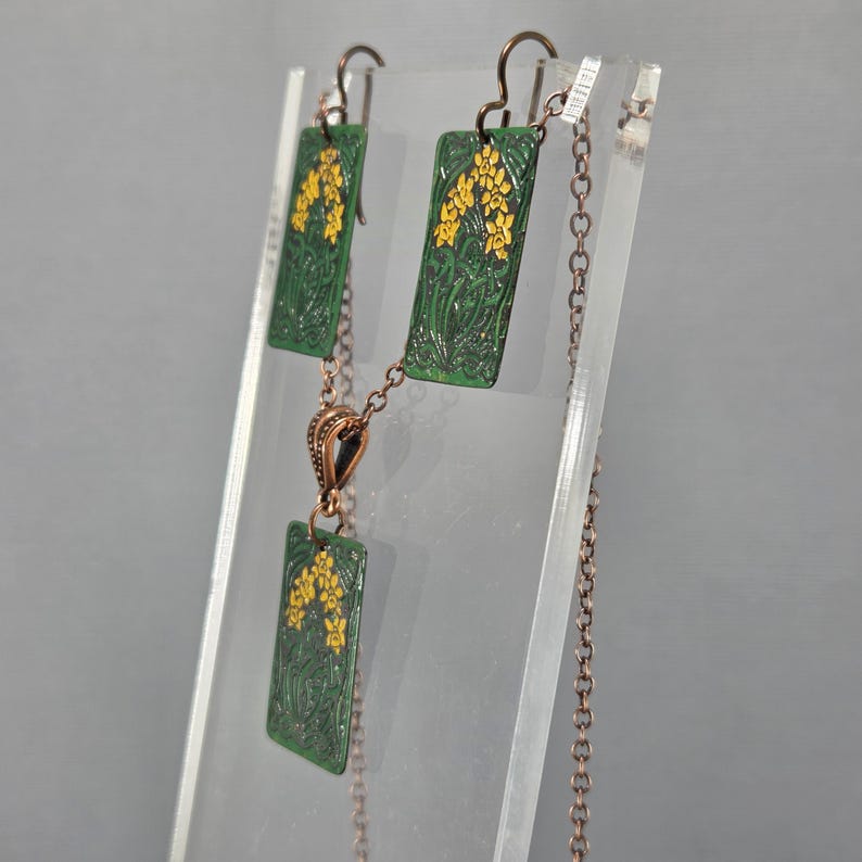Gioielli celtici con narcisi dipinti a mano, in rame riciclato inciso. Scegli tra orecchini, collana o set. immagine 7