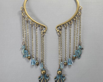 Pendientes tipo brazalete con forma de pulpo, acabado en latón azul patinado, sin necesidad de perforación (par o individual).