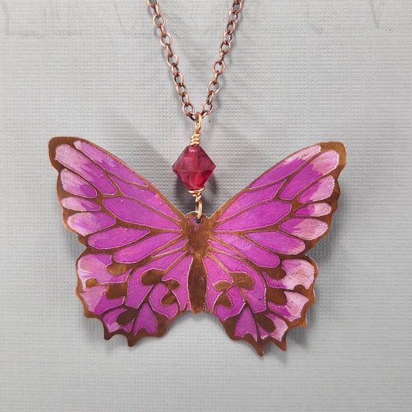 Collier papillon Rose et Fuchsia Collier papillon gravé En cuivre recyclé Collier papillon coupé à la main peint à la main unique en son genre