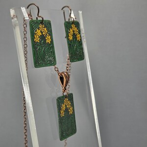 Gioielli celtici con narcisi dipinti a mano, in rame riciclato inciso. Scegli tra orecchini, collana o set. immagine 9