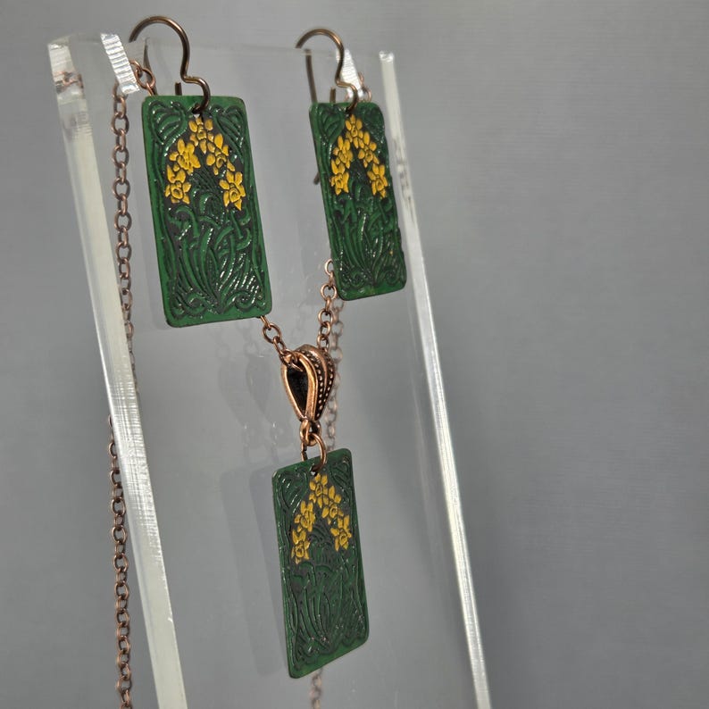 Gioielli celtici con narcisi dipinti a mano, in rame riciclato inciso. Scegli tra orecchini, collana o set. immagine 9