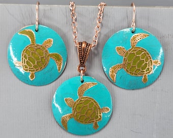 Boucles d'oreilles tortue de mer Collier tortue de mer Parure tortue de mer Bijoux tortue de mer bleu-vert Bijoux en cuivre recyclé gravés Design unique My Art