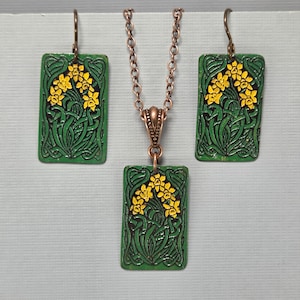 Gioielli celtici con narcisi dipinti a mano, in rame riciclato inciso. Scegli tra orecchini, collana o set. set