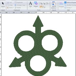 Puede incluir: Un símbolo estilizado verde con tres círculos y tres flechas apuntando hacia arriba. El símbolo es un elemento de diseño que podría usarse para un logotipo o un gráfico.