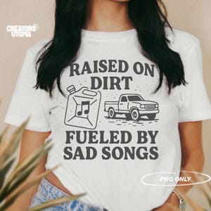 Élevé sur la terre, alimenté par des chansons tristes PNG | Amateur de musique country PNG | Design esthétique grunge | Clipart camionnette et note de musique | Petite ville