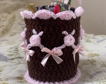 Rosette Stifttopf | Gehäkelter Schreibtischtopf | Bestickter Stiftebecher | Handmade Schreibtisch Dekor | Zimmer Dekor | Stifthalter | Schulzubehör | Bürokanne
