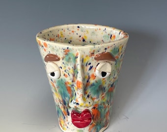Tazza piccola fatta a mano con viso colorato e maculato