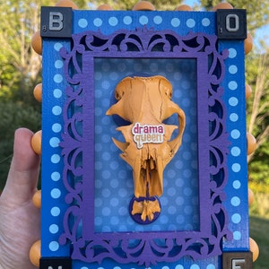 Drama Queen Cabochon (Schattenbox) Wandbehang