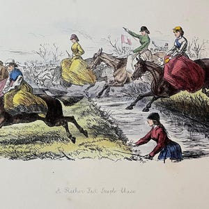 Puede incluir: Una ilustración vintage de un grupo de mujeres montando a caballo sobre un arroyo, saltando una valla y corriendo. Las mujeres visten ropa colorida y sombreros de montar. La ilustración se titula "A Rather Fast Steeple Chase."