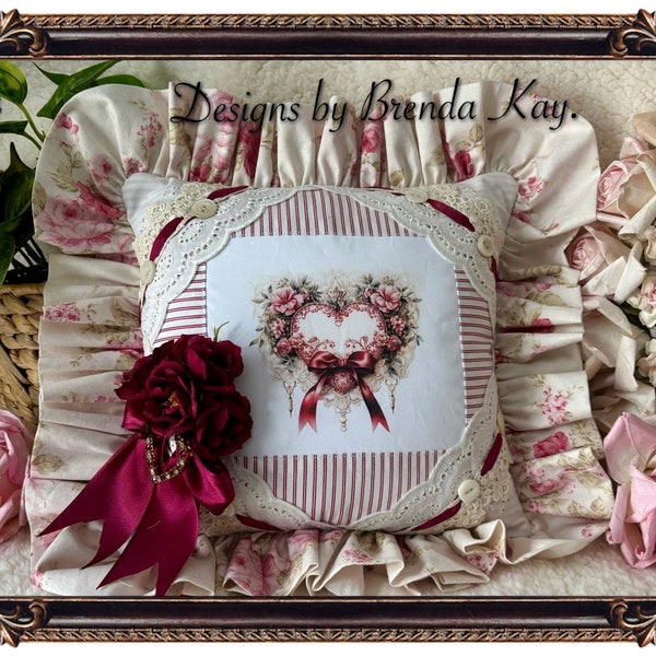 Colgador de almohada de San Valentín gráfico de corona de corazón floral, rasgueo de encaje rosa vintage, alfiler de pedrería de corazón, botones de perlas vintage