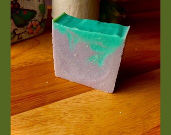 Sapone fatto a mano all'olio di oliva e lavanda: regalo vegano lenitivo per la cura della pelle
