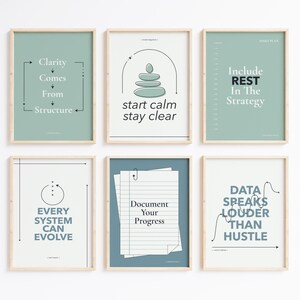 Könnte beinhalten: Sechs gerahmte Kunstdrucke mit motivierenden Zitaten im minimalistischen Stil. Die Drucke zeigen Texte wie "Clarity Comes From Structure" und "Start Calm Stay Clear" in einer modernen Schriftart, mit einem hellen Holzrahmen.