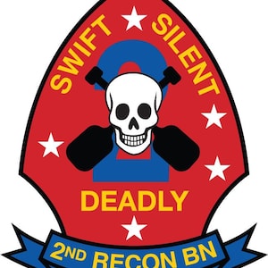 Puede incluir: Un parche militar rojo y azul con una calavera y huesos cruzados, el número 2 y el texto "Swift Silent Deadly" y "2nd Recon Bn".