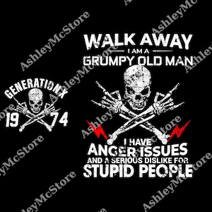 Op de afbeelding: Zwart grafisch ontwerp met een schedel en gekruiste botten, en de tekst "WALK AWAY I AM A GRUMPY OLD MAN". Bevat ook de tekst "I HAVE ANGER ISSUES AND A SERIOUS DISLIKE FOR STUPID PEOPLE".