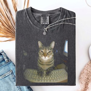 Vintage Wash Hacker Cat PNG, datorkattfil, spelkattestetik, rolig tangentbordskatt, viral kattälskare digital nedladdning