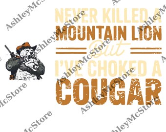 Peut inclure: Conception graphique avec un ours portant un chapeau de cowboy tenant un fusil et étreignant un couguar. Le texte dit "Never Killed a Mountain Lion But I've Choked a Cougar" en marron et beige.