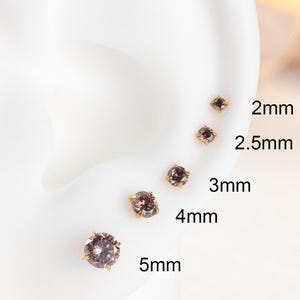 Orecchini a perno labret in titanio e zirconi cubici color marrone, orecchini a perno con parte posteriore piatta, piccoli orecchini per trago, orecchini per elica anteriore, piercing per trago
