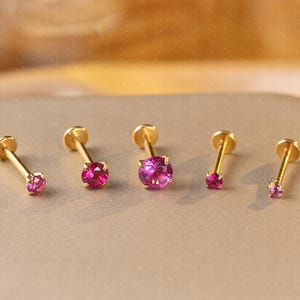 Orecchini a perno Labret in titanio con zirconi rosa madder, orecchini a perno con parte posteriore piatta, orecchini piccoli per trago, orecchini per elica anteriore, piercing al trago