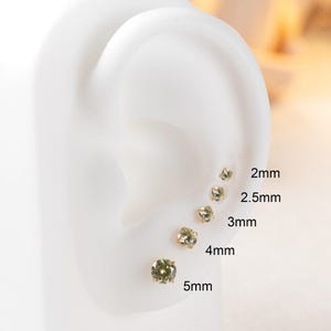 Orecchini a perno labret in titanio con zirconi cubici color oliva, orecchini a perno con parte posteriore piatta, piccoli orecchini per trago, orecchini per elica anteriore, piercing al trago