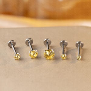 Orecchini a perno labret in titanio con zirconi cubici di colore giallo, orecchini a perno con parte posteriore piatta, piccoli orecchini per trago, orecchini per elica anteriore, piercing per trago