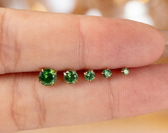 Puces d'oreilles labret en titane vert CZ, boucles d'oreilles épingles à dos plat, petite boucle d'oreille tragus, boucle d'oreille hélice avant, piercing tragus