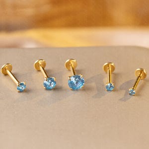 Orecchini a perno Labret in titanio con zirconi blu acqua, orecchini a perno con parte posteriore piatta, piccoli orecchini per trago, orecchini per elica anteriore, piercing al trago