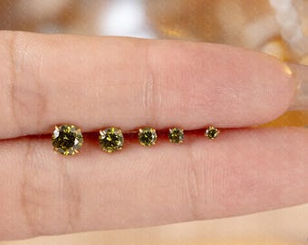 Puces d'oreilles labret en titane CZ couleur péridot, boucles d'oreilles avec épingle à dos plat, petite boucle d'oreille tragus, boucle d'oreille hélice avant, piercing tragus