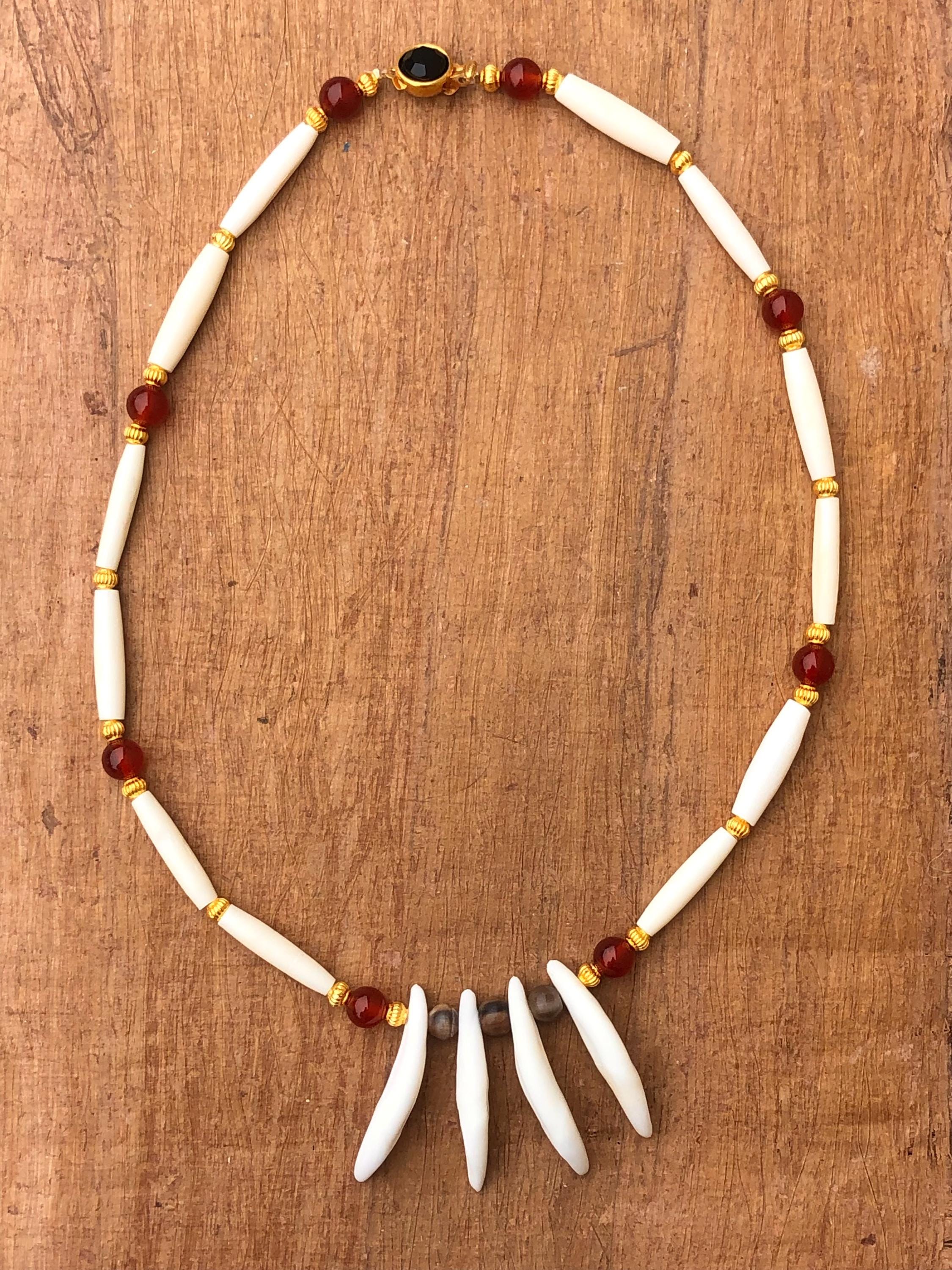Collier ancien corne de bovin, perles chantournées