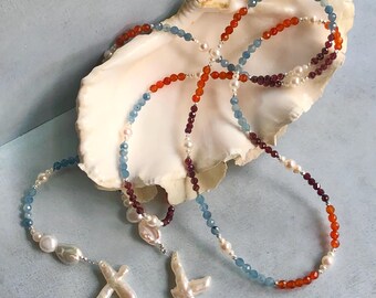 Long collier sautoir plusieurs positions en pierres naturelles, argent ciselé et perles baroques