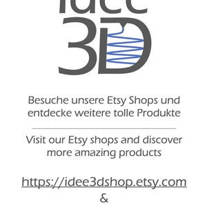 K&ouml;nnte beinhalten: Ein Logo f&uuml;r ein 3D-Druckunternehmen namens "Idee 3D". Das Logo ist grau und zeigt einen stilisierten 3D-Drucker mit einem blauen Filament. Der Text "Besuche unsere Etsy Shops und entdecke weitere tolle Produkte" ist in Deutsch. Der Text "Visit our Etsy shops and discover more amazing products" ist in Englisch. Der Text "https://idee3dshop.etsy.com & https://idee3dkaffee.etsy.com" ist ein Link zu den Etsy-Shops.