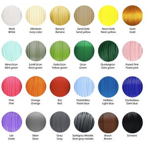 K&ouml;nnte beinhalten: Eine Farbkarte mit 18 verschiedenen Filamentfarben f&uuml;r den 3D-Druck. Die Farben umfassen Wei&szlig;, Elfenbein, Banane, Sandgelb, Neongelb, Gold, Mintgr&uuml;n, Schilfgr&uuml;n, Gelbgr&uuml;n, Gr&uuml;n, Dunkelgr&uuml;n, Pastellrosa, Pink, Orange, Rot, Pastellblau, Hellblau, Dunkelblau, Lila, Silber, Grau, Stahlgrau Metallic, Braun und Schwarz.