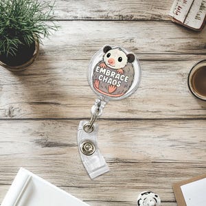 Bobine Embrace Chaos - Adorable porte-cartes d'identité pour opossum - Clip rétractable amusant pour infirmières, techniciens vétérinaires, enseignants - Accessoire d'humour dans la vie professionnelle