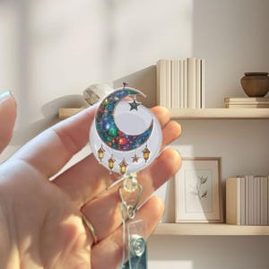 Bobine d'insigne croissant de lune céleste, support d'identification de lanterne cosmique pour les infirmières, clip d'étiquette de nom de nuit étoilée, cadeau spirituel de galaxie pour des collègues