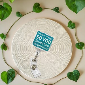 Bobine d'insigne impertinente « I Match Energy », porte-cartes d'identité amusant, clip pour porte-nom rétractable audacieux, cadeau pour infirmière, enseignant, personnel de bureau, collègue