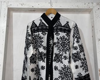 シックなモロッコ刺繍のボヘミアンジャケット、ブラック＆ホワイトの職人技が光る夏のレイヤー