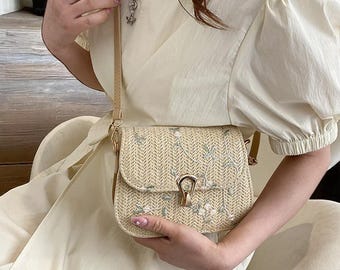 Borsa a tracolla intrecciata con motivo floreale boho – Borsa di paglia di ispirazione vintage con chiusura dorata, borsa a tracolla estiva da donna / Borsa estiva di tendenza