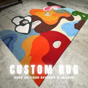 Puede incluir: Una alfombra personalizada abstracta y colorida con un diseño único. La alfombra presenta una variedad de formas y colores, incluyendo rojo, naranja, azul, verde y marrón. El texto "CUSTOM RUG" se muestra en la alfombra.