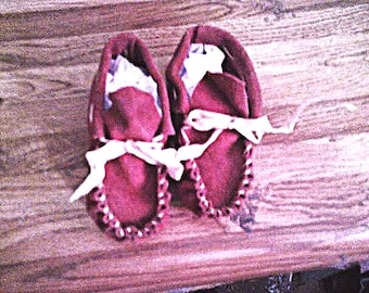 Suede Leather Baby Moccasins light Red Native American Baby 1830s