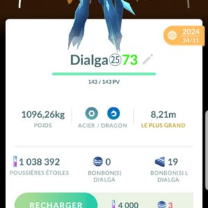 Könnte beinhalten: Ein blauer und weißer Dialga-Pokémon-Charakter auf dem Bildschirm eines Mobiltelefons. Das Pokémon ist Level 25 und hat 73 IVs. Die Werte des Pokémon sind 11/12/10. Der Spitzname des Pokémon ist Dialga. Der Typ des Pokémon ist Stahl/Drache. Das Gewicht des Pokémon beträgt 1096,26 kg. Die Größe des Pokémon beträgt 8,21 m. Das Pokémon hat 1.038.392 Sternenstaub. Das Pokémon hat 0 Dialga-Bonbons. Das Pokémon hat 19 Große Dialga-Bonbons. Das Pokémon hat 4.000 Sternenstaub zum Aufleveln. Das Pokémon hat 3 Seltene Bonbons. Das Pokémon hat zwei Attacken: Eisenschädel und Drachenmeteor.