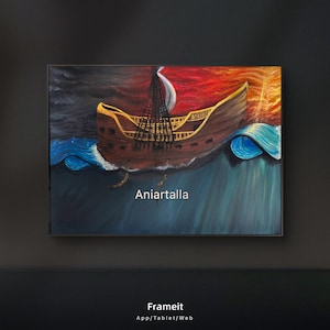 Könnte beinhalten: Gerahmtes Gemälde eines braunen Schiffs, das auf blauen Wellen unter einem roten und orangen Himmel segelt. Das Schiff hat einen detaillierten Mast und Segel. Das Wort "Aniartalla" steht auf dem Gemälde.