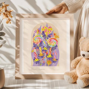 Peut inclure: Une impression d'art encadrée présentant une illustration colorée de diverses sucettes disposées comme des fleurs. Le motif comprend des sucettes en forme de cœur et rondes tourbillonnantes en rose, jaune et vert, avec le texte "Sugars & colorful BOTANICAL LOLLIPOPS".