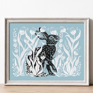 Coelho preto, azul claro, planta de flor silvestre, gravura em linóleo para impressão, arte de parede, textura em relevo, decoração cottagecore, pôster digital para download