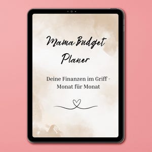 Könnte beinhalten: Ein digitales Tablet zeigt einen Budgetplaner mit dem Titel "Mama Budget Planer" in schwarzer Schrift. Der Text "Deine Finanzen im Griff - Monat für Monat" steht darunter, mit einer Herzgrafik. Der Hintergrund hat einen Aquarell-Effekt.