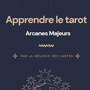 Puede incluir: Una tarjeta rectangular azul oscuro con el texto Apprendre le tarot Arcanes Majeurs par la mélodie des cartes en dorado y blanco. El diseño incluye ilustraciones de líneas doradas de estrellas, constelaciones y una figura vertiendo agua.