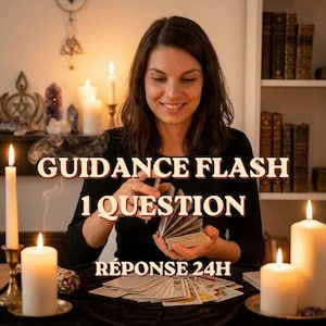 Peut inclure: Une femme souriante tient des cartes de tarot, avec des bougies allumées et le texte "GUIDANCE FLASH 1 QUESTION RÉPONSE 24H". La scène se déroule sur une table avec un tissu sombre, avec des livres et des cristaux en arrière-plan.