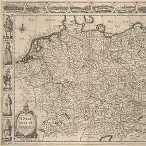 Może przedstawiać: Antyczna mapa Niemiec w czerni i bieli, z misternymi szczegółami geograficznymi i tekstem. Mapa jest obramowana ilustracjami postaci i zawiera tytuł "A Newe Mape of Germany". Historyczny element kartograficzny.