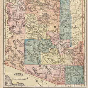 Peut inclure: Carte ancienne de l'Arizona, avec des informations géographiques détaillées. La carte est divisée en comtés de différentes couleurs, notamment rose, jaune et bleu. Le mot "ARIZONA" est bien visible, ainsi que les noms des états voisins.