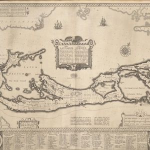 Op de afbeelding: Een gedetailleerde, antieke kaart van een kustregio, met ingewikkelde cartografie en tekst. De kaart is in zwart-wit, met decoratieve randen, een kompasroos en zeilschepen. De titel staat in een decoratieve cartouche.